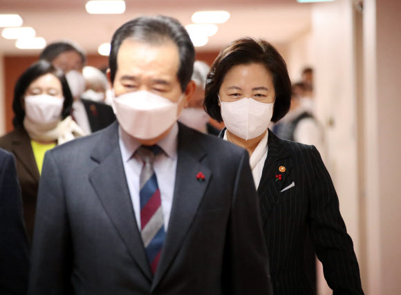 정세균 국무총리와 추미애 법무부 장관이 29일 정부서울청사에서 열린 올해 마지막 국무회의에 참석하고 있다. 2020.12.29 <br>연합뉴스