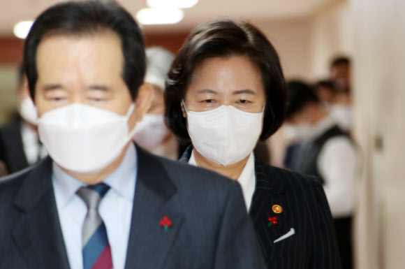 추미애 법무부 장관이 29일 정부서울청사에서 열린 올해 마지막 국무회의에 참석하고 있다. 2020.12.29 <br>연합뉴스