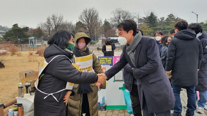 정의당 김종철 대표가 29일 한진중공업 해고노동자 김진숙 지도위원 복직촉구 단식농성장(청와대 앞)을 방문했다.