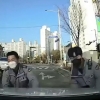비탈길 주정차 사고 날 뻔...온몸으로 택시 막아선 경찰관들