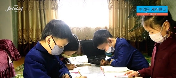 북한도 코로나19로 재택수업…삼삼오오 모인 가정에 교사 방문