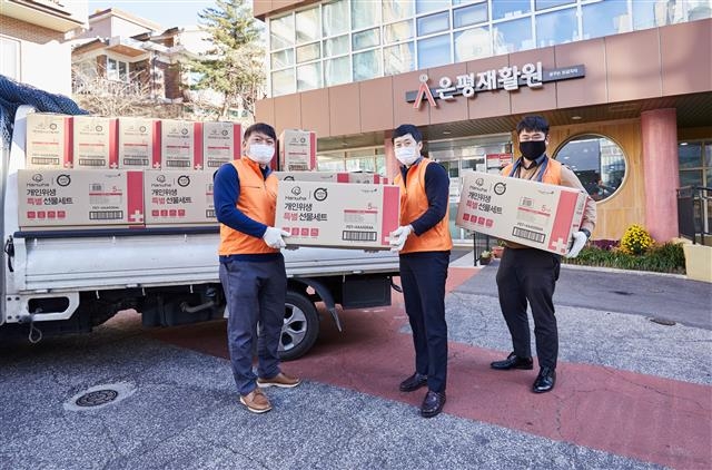 한화건설 봉사단이 서울 은평재활원에 마스크와 개인위생용품 등 방역물품을 전달하는 모습. 한화그룹 제공