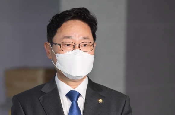 법무부 장관 후보자로 내정된 박범계 더불어민주당 의원이 30일 오후 국회 의원회관에서 소감을 밝히고 있다. 2020. 12. 30  김명국 선임기자 daunso@seoul.co.kr