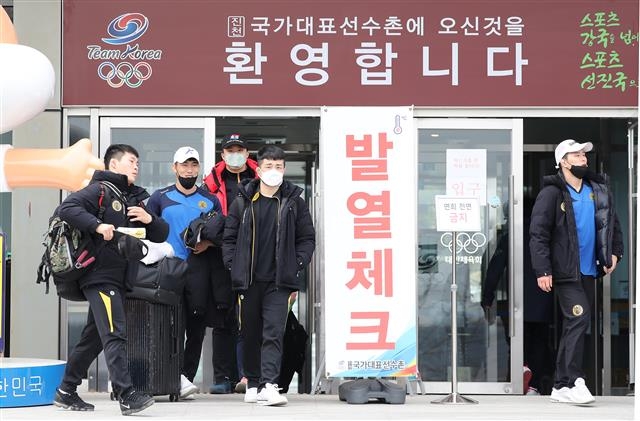 올림픽 연기 청천벽력… 진천선수촌 떠난 태극전사들