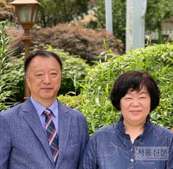 대전에서 치킨집을 운영하는 박상은씨가 아내와 함께 서 있는 모습. 본인 제공