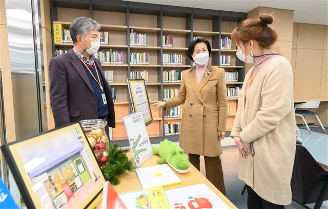 김수영(가운데) 서울 양천구청장이 지난 22일 신정동에 새로 건립돼 다음달 2일 개관하는 양천중앙도서관을 찾아 관계자들로부터 시설 운영에 대한 설명을 듣고 있다. 양천구 제공