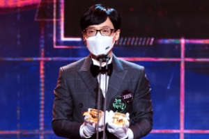 ‘데뷔 30주년’ 유재석 15번째 연예대상 들어 올렸다