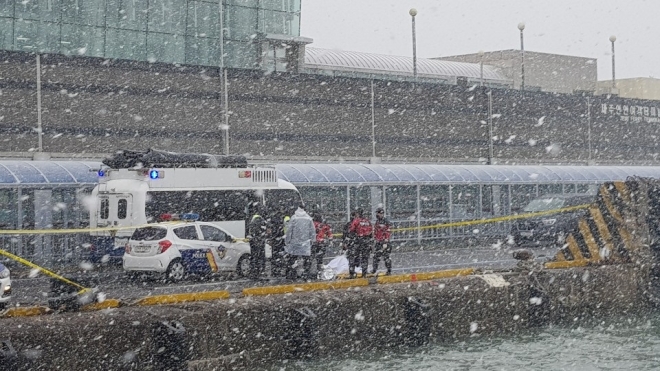 31일 제주항 해상에서 침몰 어선 선원으로 추정되는 시신 1구가 발견돼 해경이 시신 수습작업을 하고있다.(제주해양경찰서)