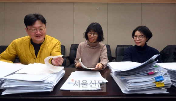 시 부문을 심사한 오은(왼쪽부터)·신해욱·박연준 시인. 사진 촬영을 위해 잠시 마스크를 벗었다. 정연호 기자 tpgod@seoul.co.kr