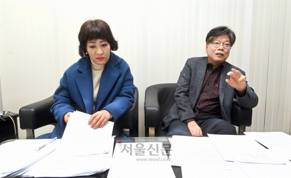 평론 부문을 심사한 김미현(왼쪽)·유성호 문학평론가. 사진 촬영을 위해 잠시 마스크를 벗었다. 정연호 기자 tpgod@seoul.co.kr