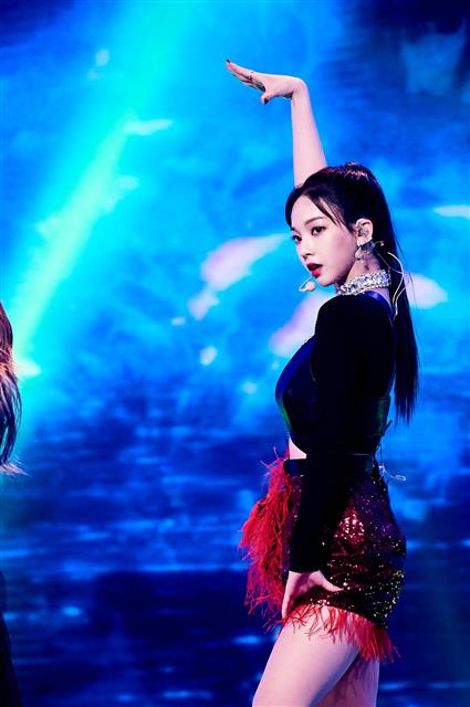 에스파 카리나 ‘독보적인 섹시함’  걸그룹 에스파의 카리나가 31일 오후 온라인 생중계로 진행된 ‘2020 MBC 가요대제전’ 무대에서 열정적인 공연을 펼치고 있다.  2020.12.31 MBC 제공=뉴스1