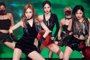 [포토] 에스파, 남심 흔드는 ‘섹시한 눈빛과 춤’