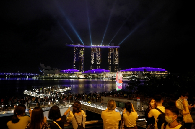 싱가포르와 말레이시아 간 고속철도 건설 협정이 1일 백지화됐다. 사진은 지난달 31일 싱가포르 마리나베이 야경. 싱가포르 로이트 연합뉴스
