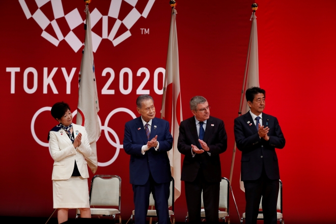 아베 신조(맨 오른쪽부터) 전 일본 총리와 토마스 바흐 국제올림픽위원회(IOC) 위원장 등이 지난해 7월 24일 도쿄 올림픽 1년 연장 행사를 치르고 있다. 도쿄 로이터 연합뉴스