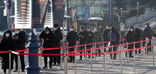 2021년 신축년 새해 첫 날인 1일 서울 중구 서울역 앞에 마련된 신종 코로나바이러스 감염증(코로나19) 임시선별검사소에서 시민들이 검사를 받기 위해 길게 줄을 서고 있다. 2021.1.1 뉴스1