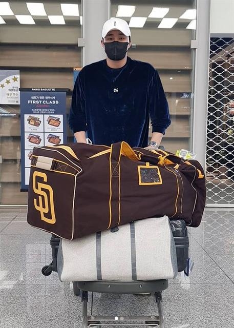 메이저리그 샌디에이고 파드리스와 계약을 마친 김하성이 지난 2일 인천국제공항을 통해 팀 로고가 그려진 가방을 갖고 입국하고 있다. 에이스펙코퍼레이션 제공