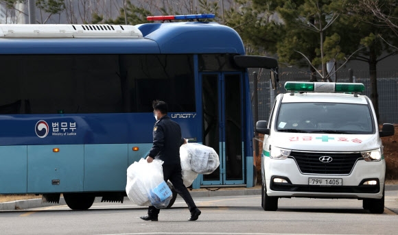 물품 나르는 구치소 직원