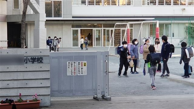 방과후 학교를 나서는 일본 도쿄의 한 초등학교 학생들.