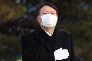 [서울포토] ‘바른 검찰을 만들겠습니다’ 윤석열 총장 현충원 참배