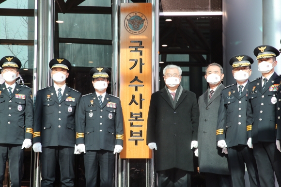 4일 오전 서울 서대문구 경찰청에서 열린 국가수사본부 현판식에서 김창룡 경찰청장(왼쪽 세 번째)과 박정훈 국가경찰위원장(왼쪽 네 번째), 최승렬 국가수사본부장 직무대리(왼쪽) 등 참석자들이 국가수사본부 현판의 가림막을 벗겨낸 뒤 기념 촬영을 하고 있다.      올해부터 경찰 조직이 국가·자치·수사 경찰로 분리되고, 검사 수사 지휘권 폐지로 인해 1차 수사종결권이 경찰에 생기면서 수사를 총괄하는 국가수사본부는 큰 주목을 받고 있다. 2021. 1. 4 오장환 기자5zzang@seoul.co.kr