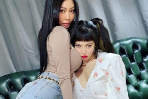 [포토] 현아-제시, 가슴 초밀착 ‘파격 포즈’