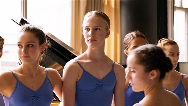 오는 7일 개봉하는 영화 ‘걸’은 여성이 되고 싶은 발레리나 지망생 라라가 정체성을 찾아가는 과정을 그렸다. 트랜스젠더 무용수 노라 몽세쿠흐의 실화를 바탕으로 했다. 더쿱 제공