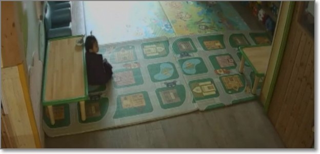 어린이집에서 힘 없이 앉아 있던 cctv 속 정인이의 모습. sbs 방송화면 캡처