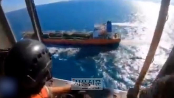 이란 혁명수비대 소속 소형 고속정이 한국 선박에 가까이 접근하는 모습. 유튜브 캡처