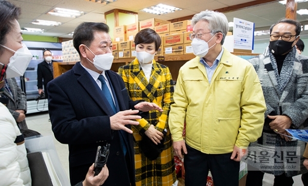 박승원(왼쪽 두번째) 광명시장이 경기 먹거리 그냥 드림 코너’를 방문한 이재명 경기도지사에게 코너 현황을 설명하고 있다. 광명시 제공