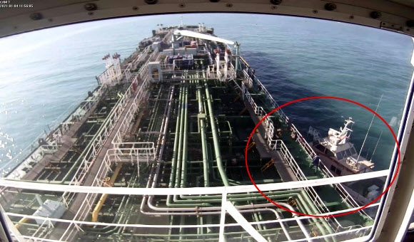 이란 혁명수비대의 고속정(오른쪽 원 안)이 지난 4일 호르무즈 해협 인근 해역에서 한국 국적 선박 한국케미에 접근해 나포하는 모습. 이 장면은 한국케미에 설치된 폐쇄회로(CC)TV에 포착됐다. 연합뉴스