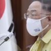 홍남기 “2월부터 의료진·고령자 백신 접종 시작 계획”