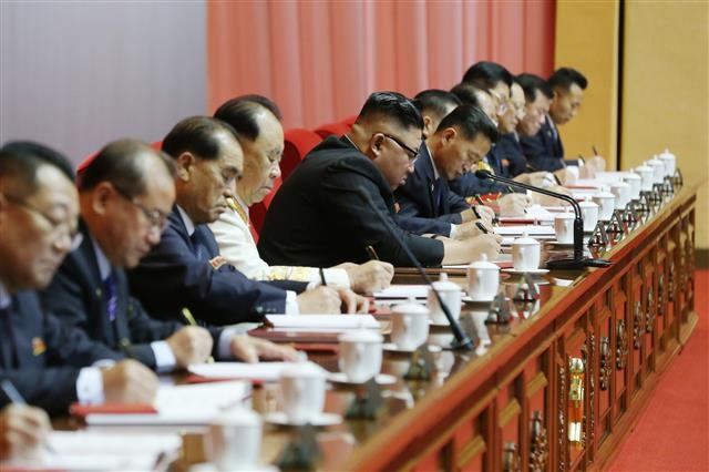 북한, 제8차 당 대회 집행부에 김정은 비롯 주요 간부 선출