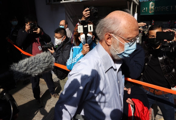 미국 국적 인권 변호사 톰 클랜시가 6일 홍콩 경찰에 체포돼 경찰서로 인도되고 있다. 이날 홍콩 경찰은 홍콩 국가보안법 위반 혐의로 범민주진영 인사를 50명 가까이 체포했다. 홍콩 EPA 연합뉴스