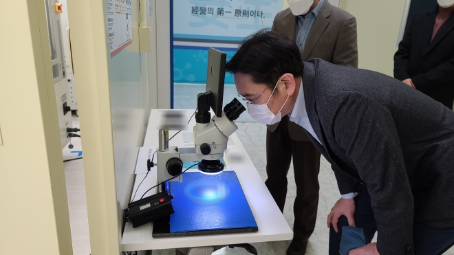 이재용 삼성전자 부회장이 지난해 1월 삼성전자 수원사업장 글로벌기술센터를 찾아 삼성의 신기술을 현미경으로 들여다보고 있다. 삼성전자 제공