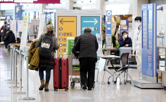 국내에서 영국발 등 코로나19 변이 바이러스 감염자가 나온 가운데 6일 인천국제공항에서 입국자들이 교통편 대기를 위해 이동하고 있다. 연합뉴스