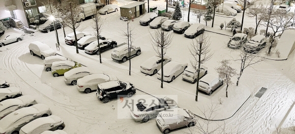 중부지방 등에 대설주의보가 내려진 6일 인천 연수구 아파트 단지 내에 눈이 쌓여 있다. 2021.1.6  오장환 기자 5zzang@seoul.co.kr