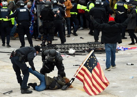 미 의사당 난입 시위대 체포하는 경찰