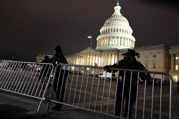 6일(현지시간) 트럼프 지지자들을 몰아낸 뒤 미국 국회의사당의 밤 전경. AP