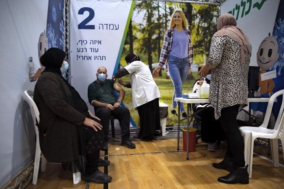 6일 이스라엘 로시 하아인에 있는 의료센터에서 한 남성이 코로나 백신 주사를 맞고 있다.  로시 하아인 AP 연합뉴스