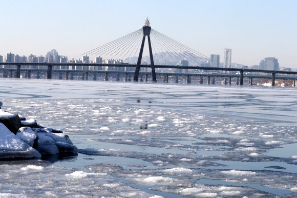 ‘북극 한파’에 얼어붙은 한강 올림픽대교 상류