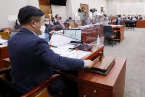 중대재해법·정인이법 법사위 통과···유족 반발·공수처법 공방도