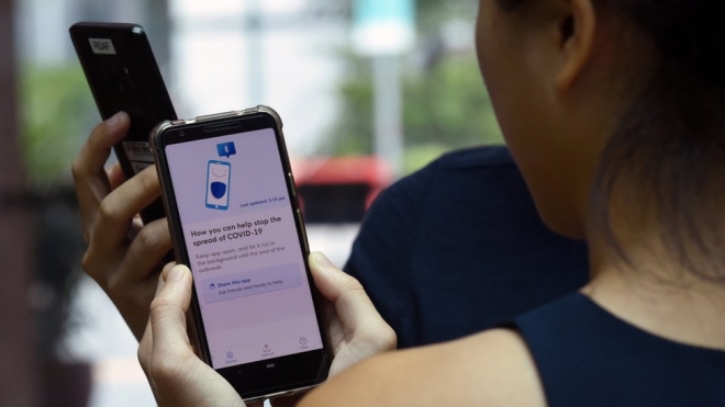 싱가포르 방역당국은 코로나19 확산을 철저히 차단하기 위해 휴대전화 어플리케이션을 개발해 모든 주민의 동선을 추적할 수 있도록 했다. AFP 자료사진 