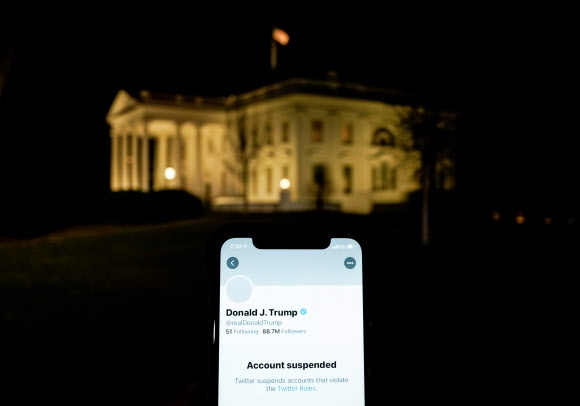 소셜미디어 트위터가 8일(현지시간) 도널드 트럼프 미국 대통령의 계정을 영구 정지시켰다. 로이터 연합뉴스