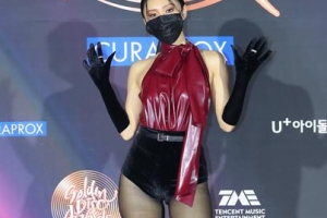 [포토] 마마무 화사, 한파 녹이는 파격 패션