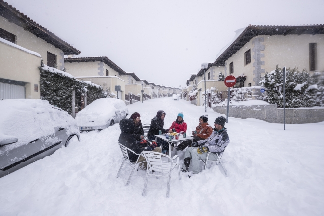 스페인 중부 지역에 50년만의 대폭설이 내린 9일(현지시간) 수도 마드리드 근처 마을인 부스타르비에조 주민들이 눈밭 가운데 간이 테이블을 설치하고 음료를 마시고 있다. 부스타르비에르 AP 연합뉴스