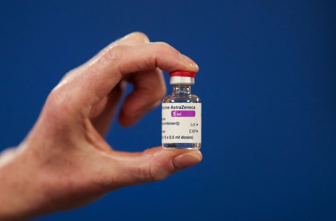 인도가 16일부터 코로나19 백신 접종을 시작한다. 사진은 지난 7일 영국 스코틀랜의 한 병원에서 찍은 아스트라제네카 백신. AFP 연합뉴스