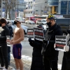 영하 13도 기록적 한파에…“코로나 대책 절실” 수영복 시위