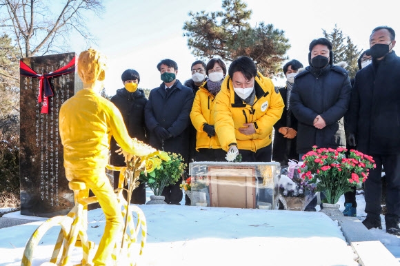 정의당 지도부, 김용균씨 묘소 참배 