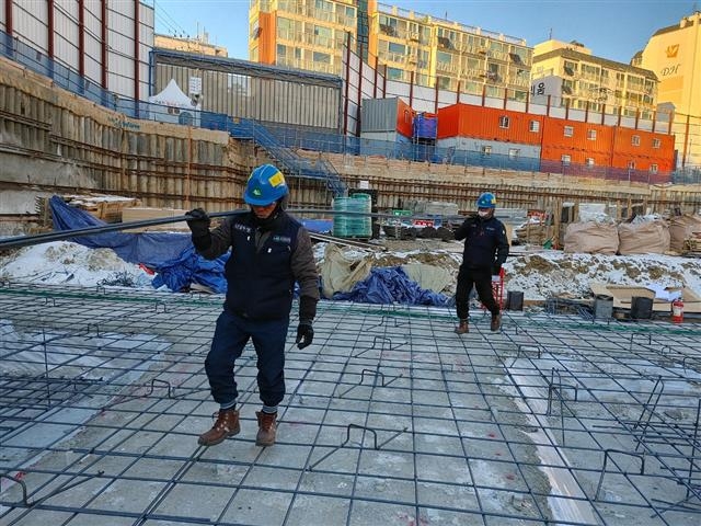 서울에 한파경보가 발령된 지난 8일 서울 강서구 한 아파트 건설 현장에서 노동자들이 철근을 나르고 있다. 전국건설노동조합 제공