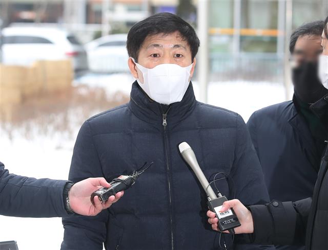 박상학 자유북한운동연합 대표가 11일 오전 서울 송파구 동부지방법원에서 열린 상해·특수상해·특수공무집행방해·총포화약법 위반 등 4개 혐의 재판에 출석하며 취재진의 질문을 받고 있다. 박 대표는 지난해 6월 23일 오후 9시께 송파구에 있는 자신의 자택에서 취재를 시도하던 SBS TV ‘모닝와이드’ 취재진에게 벽돌을 던지는 등 폭력을 행사하고 말리는 경찰관을 향해 가스총을 분사한 혐의를 받고 있다. 2021.1.11<br>뉴스1